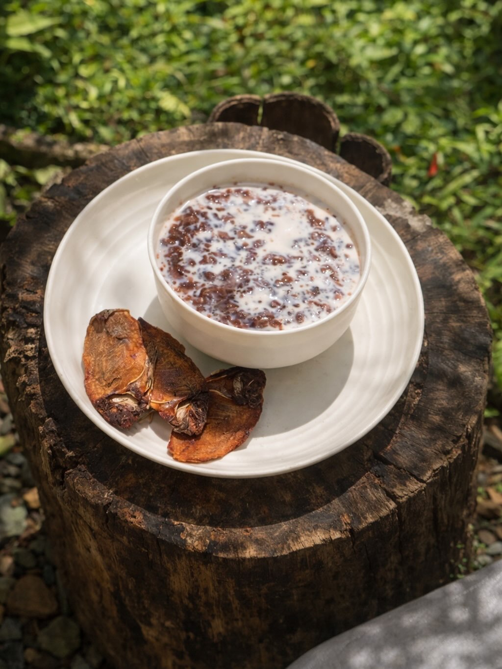 Purple rice and banana chips served on a wooden stump at Sapa de la Belle